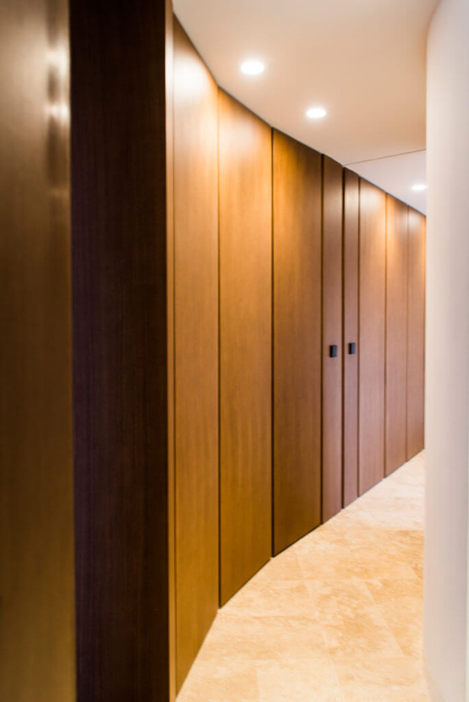 Pasillo- acceso salón –Segunda línea de armarios-pared paralelas en curva. V18 albereda diseñado por Loriann